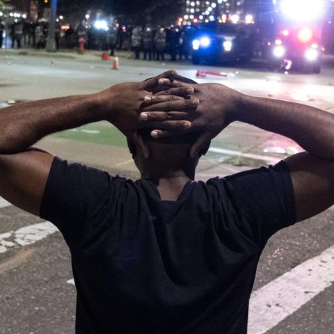 Demonstrator in Detroit in the face of the police