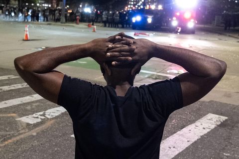 Demonstrant in Detroit im Angesicht der Polizei