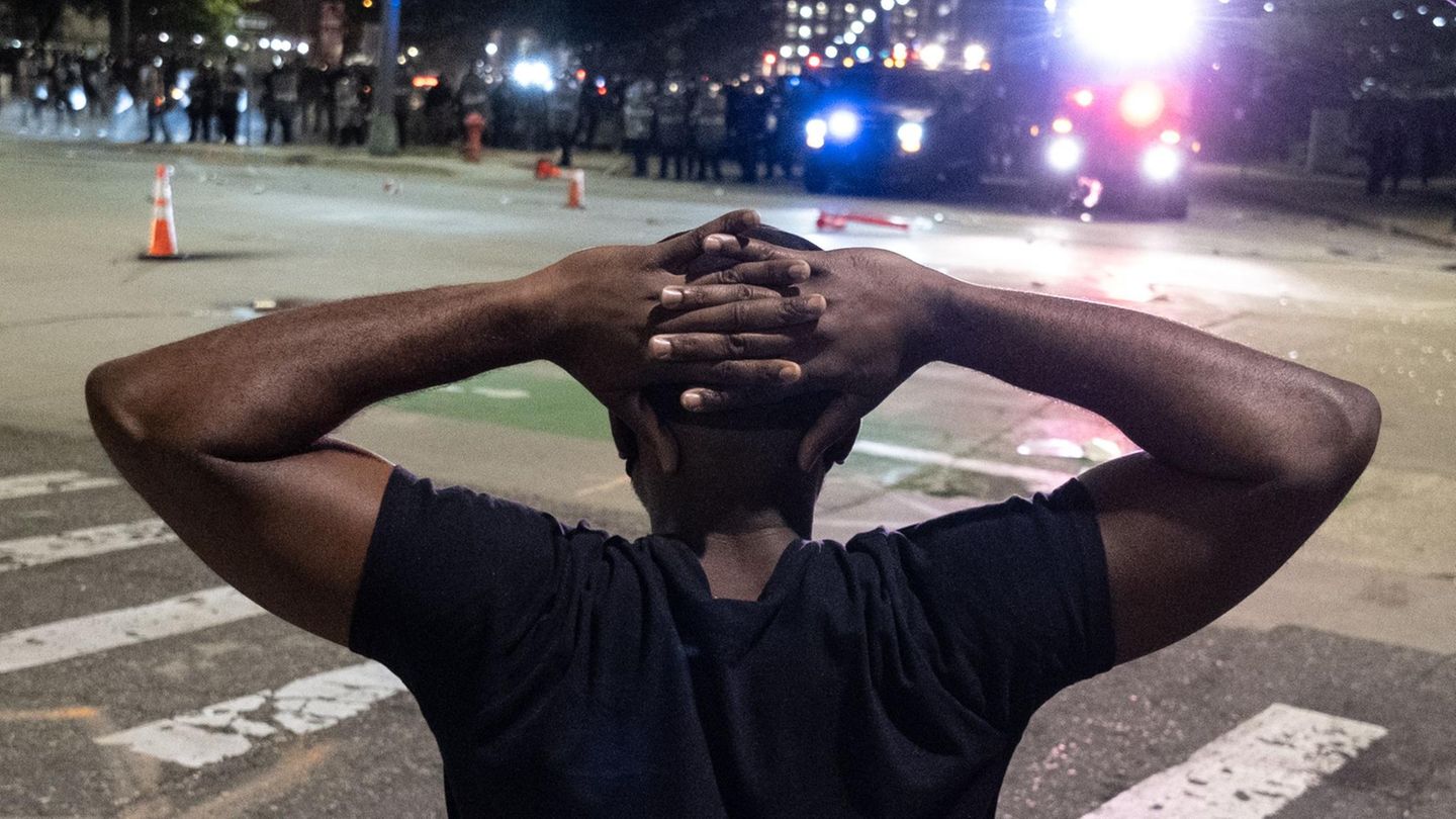 Wie rassistische Rhetorik zwischen Eskalation und Verharmlosung die USA spaltet Demonstrant in Detroit im Angesicht der Polizei