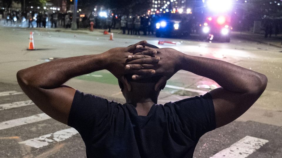 Demonstrant in Detroit im Angesicht der Polizei