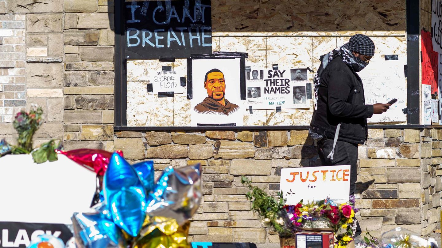 An der Straße in Minneapolis, in der George Floyd starb, ist eine provisorische Gedenkstätte entstanden