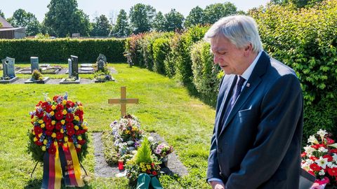 Der Hessische Ministerpräsident Volker Bouffier am Grab des ermordeten Politikers Walter Lübcke