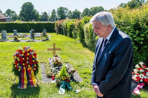 Der Hessische Ministerpräsident Volker Bouffier am Grab des ermordeten Politikers Walter Lübcke