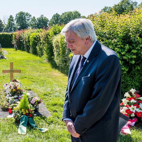 Der Hessische Ministerpräsident Volker Bouffier am Grab des ermordeten Politikers Walter Lübcke