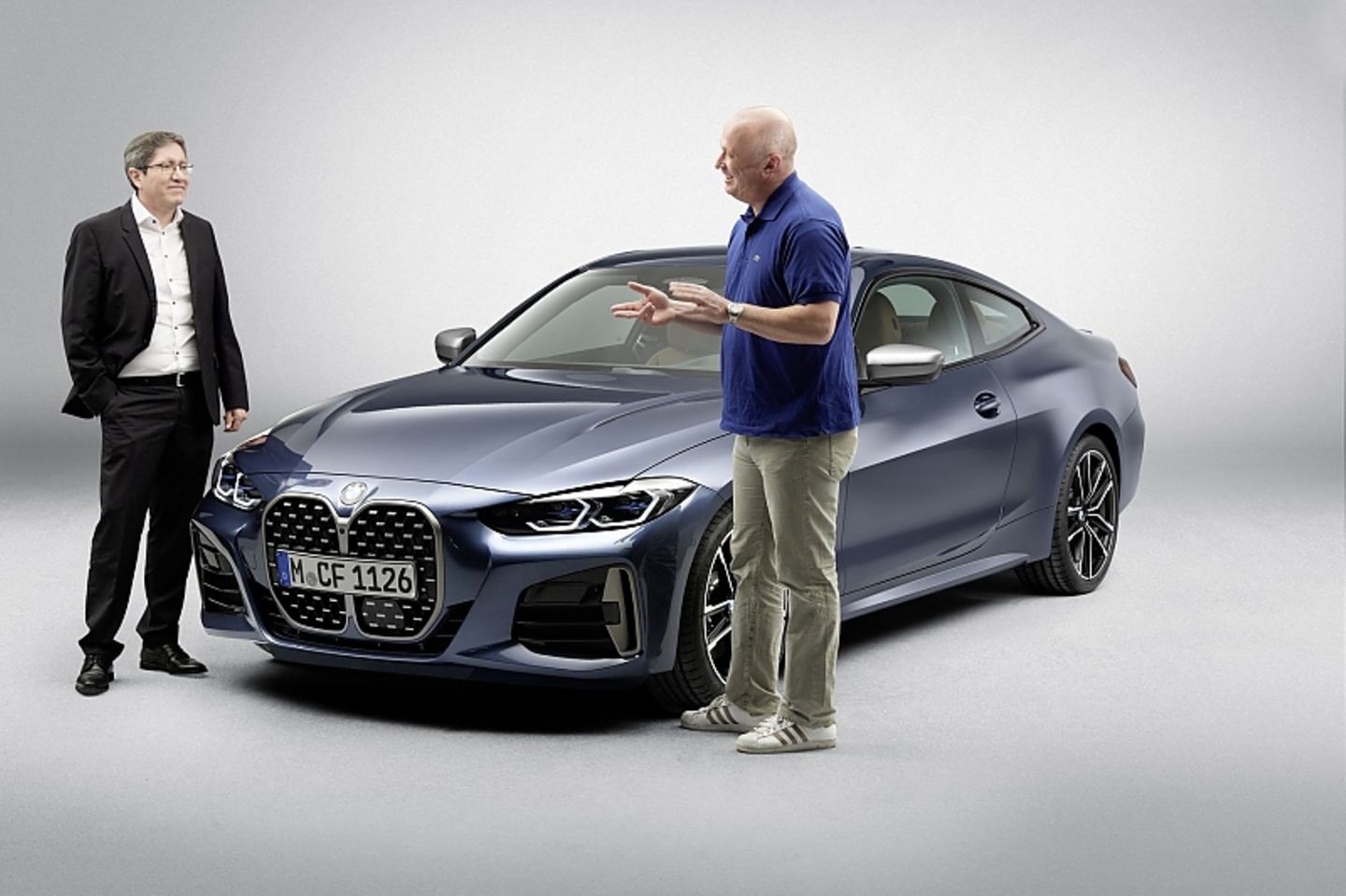 David Ferrufino, Sublinienleiter BMW 4er (links) erklärt die Details