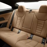 Die Plätze im Fond sind als Einzelsitze konzipiert