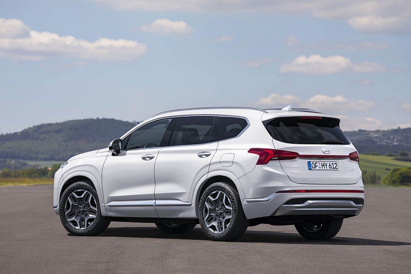Die Diesel-Variante steht auf 20 Zoll Rädern, die Hybrid-Versionen nutzt 19 Zoll Reifen