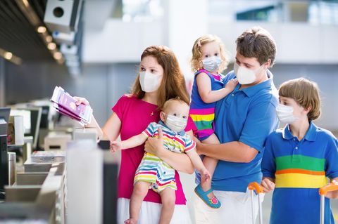 Familie am Flughafen