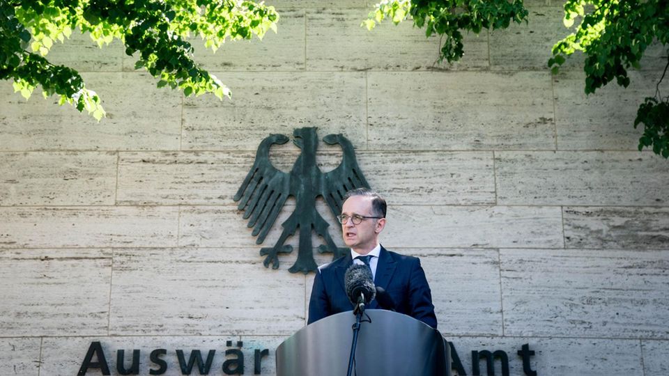 Außenminister Heiko Maas gibt sein Pressestatement zur Aufhebung der Reisewarnung vor dem Auswärtigen Amt ab Außenminister Heiko Maas gibt sein Pressestatement zur Aufhebung der Reisewarnung vor dem Auswärtigen Amt ab