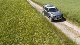 Auch jenseits des Asphalts steht der Land Rover Defender 110 seinen Mann