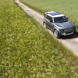 Auch jenseits des Asphalts steht der Land Rover Defender 110 seinen Mann