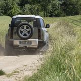 Zwei Sperren und jede Menge Offroad Technik - das ist der Land Rover Defender