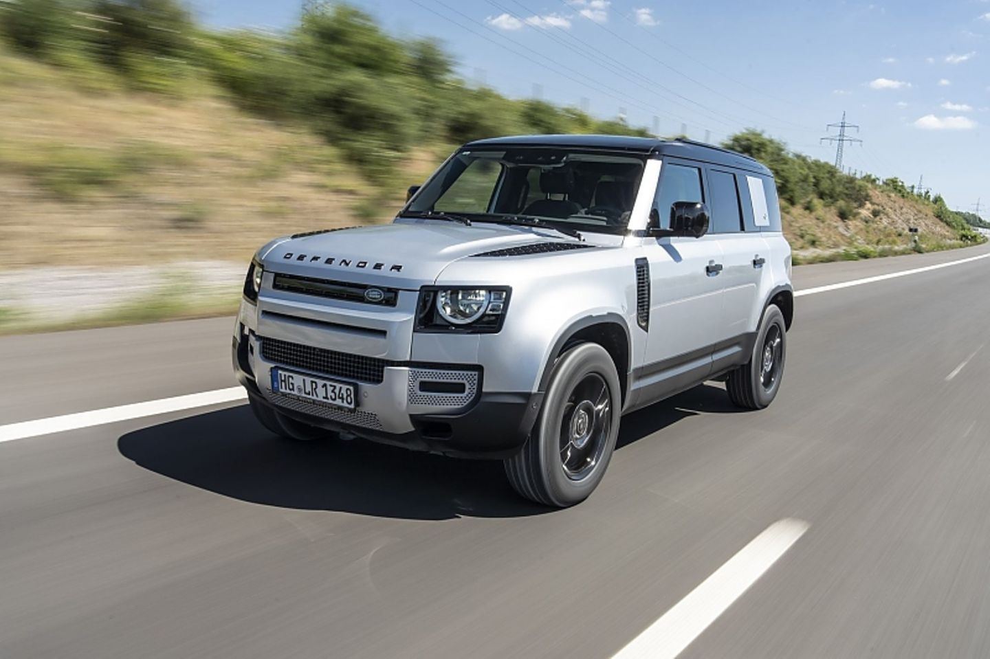 Nach 9,1 Sekunden erreicht der Land Rover Defender 110 D240 Landstraßentempo