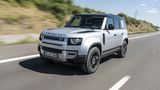 Nach 9,1 Sekunden erreicht der Land Rover Defender 110 D240 Landstraßentempo