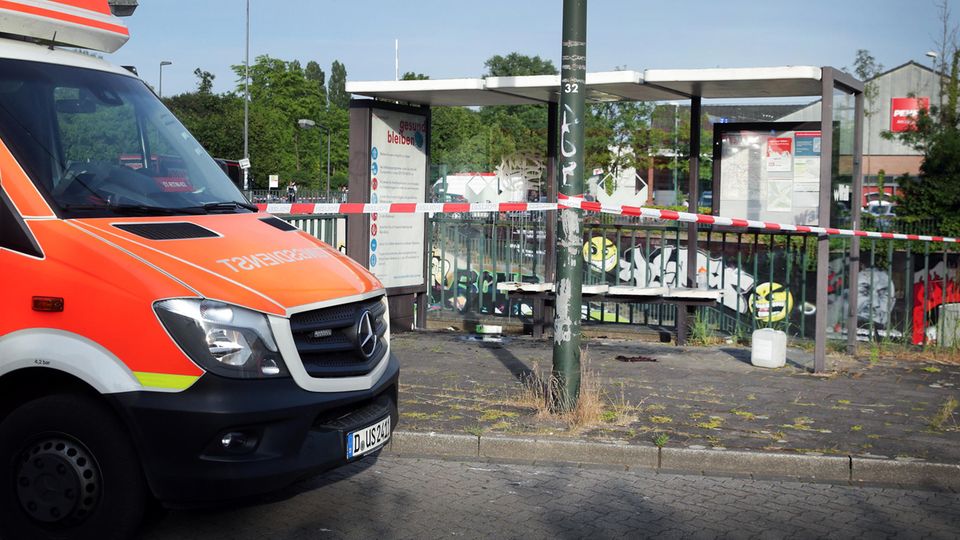 Nachrichten Deutschland Düsseldorf Ein Mann stand an einer Bushaltestelle in Flammen