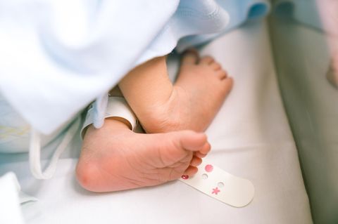 Ein Säugling auf einer Babystation.