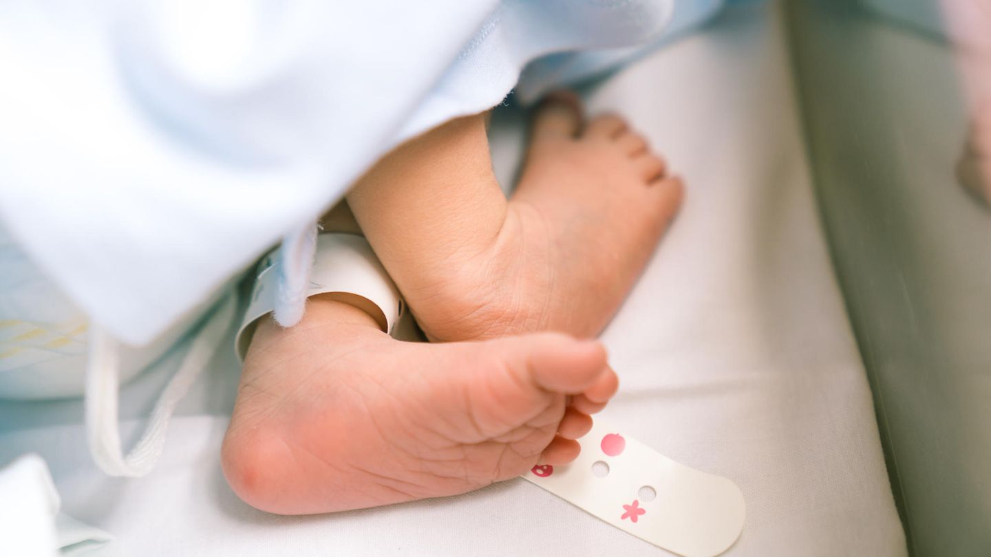 Ein Säugling auf einer Babystation.