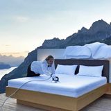 Lüsis Suite der Ferienregion Heidiland Gemeinde in Walenstadt  Diese 1300 Meter hoch gelegene Suite befindet sich auf einem Hochplateau, mit Aussicht auf den Walensee, die Glarner Alpen und das Sarganserland. Die "Modern Butler" sind das Tochter-Mutter-Gespann vom Berggasthaus Lüsis. Bis zum Back-up-Zimmer bei schlechtem Wetter sind es nur 150 Meter.