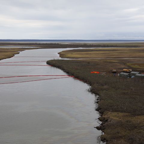 Fluss Ambarnaja bei Norilsk: Spezialisten versuchen das Wasser vom Diesel zu reinigen 