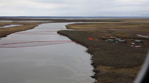 Fluss Ambarnaja bei Norilsk: Spezialisten versuchen das Wasser vom Diesel zu reinigen 