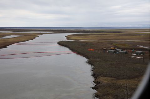 Fluss Ambarnaja bei Norilsk: Spezialisten versuchen das Wasser vom Diesel zu reinigen 