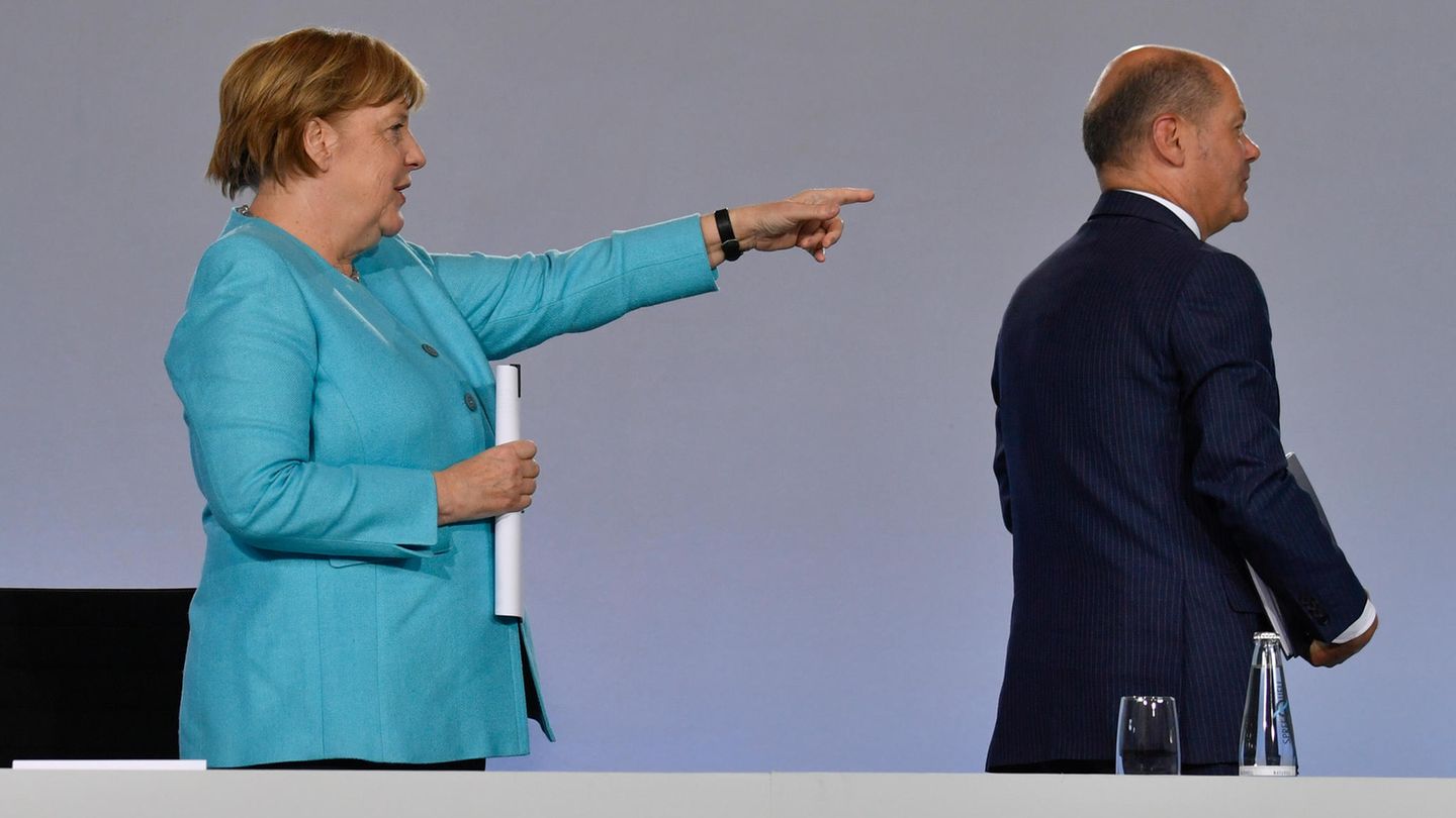 Bundeskanzlerin Angela Merkel (l., CDU) und Bundesfinanzminister Olaf Schulz (SPD)