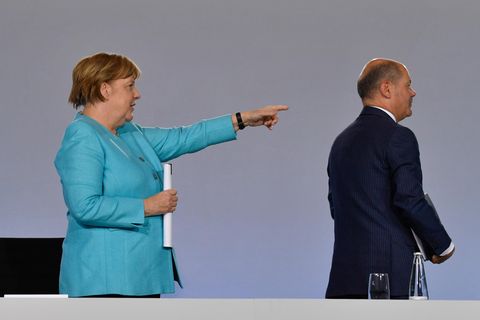 Bundeskanzlerin Angela Merkel (l., CDU) und Bundesfinanzminister Olaf Schulz (SPD)