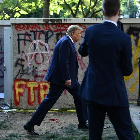 Donald Trump spaziert nach dem Besuch einer Kirche entlang einer mit Graffiti besprühten Mauer zurück ins Weiße Haus