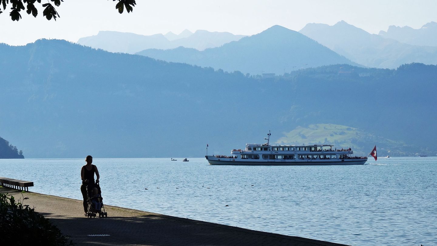 Sommerferien 2020: Schweiz Seit dem Pfingstwochenende ist das Schweizer Gastgewerbe wieder gut im Geschäft. Ab 15. Juni können auch Gäste aus Deutschland und anderen Nachbarländern anreisen. Die meisten Campingplätze, Hotels, Pensionen, Restaurants, Zoos, Museen Schwimmbäder, Kinos und Theater dürften dann offen sein- mit Hygiene- und Schutzkonzepten. Seilbahnen dürfen ab kommendem Wochenende wieder fahren. Dort und in anderen öffentlichen Verkehrsmitteln werden Mund- und Nasenschutz empfohlen, sind aber nicht vorgeschrieben. Das Montreux-Jazzfestival von Anfang bis Mitte Juli wurde abgesagt, ebenso das Film Festival Locarno in der ersten Augusthälfte mit seinem Freilichtkino für 8000 Zuschauer auf der Piazza Grande. Das große Festival der klassischen Musik in Luzern von Mitte August bis Mitte September wurde auch gestrichen, allerdings wird nun in der zweiten Augusthälfte ein kleineres Musikfest stattfinden. Schweiz Seit dem Pfingstwochenende ist das Schweizer Gastgewerbe wieder gut im Geschäft. Ab 15. Juni können auch Gäste aus Deutschland und anderen Nachbarländern anreisen. Die meisten Campingplätze, Hotels, Pensionen, Restaurants, Zoos, Museen Schwimmbäder, Kinos und Theater dürften dann offen sein- mit Hygiene- und Schutzkonzepten. Seilbahnen dürfen ab kommendem Wochenende wieder fahren. Dort und in anderen öffentlichen Verkehrsmitteln werden Mund- und Nasenschutz empfohlen, sind aber nicht vorgeschrieben. Das Montreux-Jazzfestival von Anfang bis Mitte Juli wurde abgesagt, ebenso das Film Festival Locarno in der ersten Augusthälfte mit seinem Freilichtkino für 8000 Zuschauer auf der Piazza Grande. Das große Festival der klassischen Musik in Luzern von Mitte August bis Mitte September wurde auch gestrichen, allerdings wird nun in der zweiten Augusthälfte ein kleineres Musikfest stattfinden.