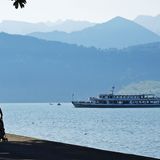 Schweiz  Seit dem Pfingstwochenende ist das Schweizer Gastgewerbe wieder gut im Geschäft. Ab 15. Juni können auch Gäste aus Deutschland und anderen Nachbarländern anreisen. Die meisten Campingplätze, Hotels, Pensionen, Restaurants, Zoos, Museen Schwimmbäder, Kinos und Theater dürften dann offen sein- mit Hygiene- und Schutzkonzepten. Seilbahnen dürfen ab kommendem Wochenende wieder fahren. Dort und in anderen öffentlichen Verkehrsmitteln werden Mund- und Nasenschutz empfohlen, sind aber nicht vorgeschrieben.      Das Montreux-Jazzfestival von Anfang bis Mitte Juli wurde abgesagt, ebenso das Film Festival Locarno in der ersten Augusthälfte mit seinem Freilichtkino für 8000 Zuschauer auf der Piazza Grande. Das große Festival der klassischen Musik in Luzern von Mitte August bis Mitte September wurde auch gestrichen, allerdings wird nun in der zweiten Augusthälfte ein kleineres Musikfest stattfinden.