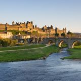 Frankreich  In weiten Teilen des Landes haben Touristenunterkünfte wie Campingplätze oder Ferienhäuser für Urlauber nun wieder geöffnet. In Paris dauert das noch bis Ende Juni. Auch die Restaurants empfangen seit Anfang dieser Woche im ganzen Land wieder Gäste. Weil Paris aber sehr schwer vom Virus getroffen wurde, darf dort erstmal nur auf den Terrassen getrunken und gegessen werden. Auch Freizeitangebote sind nun wieder verstärkt möglich. So sind alle Strände wieder zugänglich.      Große Museen und Monumente dürfen ebenfalls wieder Besucher empfangen. Berühmte Pariser Museen wie der Louvre oder das Musee d'Orsay öffnen allerdings erst in ein paar Wochen. Frankreich hält an der Aufhebung der Grenzkontrollen am 15. Juni fest. Das heißt, dass deutsche Urlauber auch erst ab diesem Datum nach Frankreich reisen können.