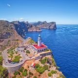 Spanien  Bei Spanien-Freunden herrschte lange Ungewissheit. Seit kurzem darf man zumindest den Sommerurlaub auf Mallorca, an der Costa del Sol oder an der Costa Blanca planen. Ehe man aber in den Flieger steigen kann, muss man sich noch ein bisschen gedulden:  Erst am 1. Juli will der einstige Corona-Hotspot, der im Kampf gegen das Virus recht erfolgreich war, seine Grenzen für ausländische Besucher öffnen. Für die Behörden gilt weiterhin "Safety first".      Man werde garantieren, dass weder die Touristen noch die Bürger des Landes Risiken eingehen werden, beteuerte Ministerpräsident Pedro Sánchez. Urlaubshochburgen wie die Balearen und die Kanaren hoffen derweil noch, einige wenige ausländische Besucher vielleicht schon vor dem 1. Juli empfangen zu dürfen. Man verhandelt noch mit Madrid sowie mit Ländern wie Deutschland, Frankreich, Großbritannien und Portugal über "Pilotprojekte" mit "Sicherheitskorridoren", um den "Ernstfall", den Ansturm von Touristen im Hochsommer, testen zu können.