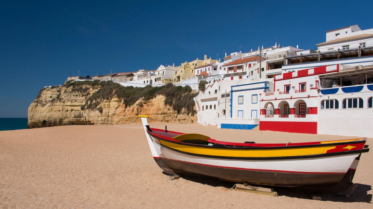 Portugal  Wer in der zweiten Juni-Hälfte Urlaub hat oder einen Wochenendtrip plant und unbedingt auf die iberische Halbinsel möchte, der kann nach Portugal reisen. Das Land will nämlich schon am 15. Juni seine Grenzen für den ausländischen Tourismus öffnen. Dank einer frühen Reaktion und strikter Maßnahmen war das Land am Atlantik viel weniger von Covid-19 betroffen als etwa Spanien.