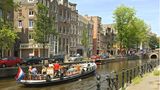 Niederlande  Der Holland-Urlaub wird wieder möglich - aber sicher nicht ohne Einschränkungen. Und Planung ist alles. "Bitte kommen Sie nicht einfach auf gut Glück", mahnte unlängst Ministerpräsident Mark Rutte. Stufenweise öffnen Bungalowparks ihre Tore, und es werden auch wieder Ferienwohnungen vermietet. Ab dem 1. Juli sollen dann alle Campingplätze und Ferienparks wieder ganz geöffnet werden. Bisher galt das nur eingeschränkt.      So mussten etwa auf Campingplätzen Duschen und WCs geschlossen bleiben. Die sanitären Einrichtungen werden ab 1. Juli auch an Stränden und in Naturparks wieder geöffnet. Schon ab dem 1. Juni empfangen die Museen wieder Besucher - vorausgesetzt, sie melden sich vorher online an. Und dann dürfen auch Restaurants, Cafés, Strandpavillons und Kneipen jeweils maximal 30 Gäste bewirten - allerdings auch nur für die, die reserviert haben. Ab Juli sind dann bis zu 100 Gäste erlaubt.
