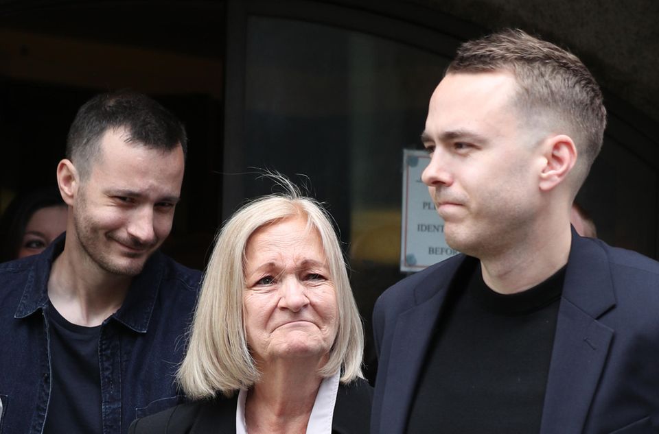 Der Fall Sally Challen : Sally Challen und ihre beiden Söhne weinen vor Glück, als sie aus dem Gericht kommen: Sally Challen ist frei Sally Challen und ihre beiden Söhne weinen vor Glück, als sie aus dem Gericht kommen: Sally Challen ist frei