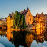 Belgien  elgien tastet sich vorsichtiger aus den Corona-Einschränkungen heraus als Nachbarländer. Seit einigen Tagen dürfen Belgier zumindest wieder Besuch von Verwandten aus dem Ausland empfangen. Zudem dürfen sie selbst zu Verwandten oder zum Einkaufen in Nachbarländer wie Deutschland oder die Niederlande fahren.      Restaurants, Cafés und Hotels sind nach wie vor geschlossen. Der Nationale Sicherheitsrat beriet am Mittwoch darüber, wie es mit den Lockerungen weitergehen könnte - auch mit Blick auf den Tourismus. Bei Urlaubern sind sowohl die Nordseestrände im Norden des Landes als auch die belgische Hauptstadt Brüssel mit den EU-Institutionen und die Wallonie mit den Ardennen beliebt.