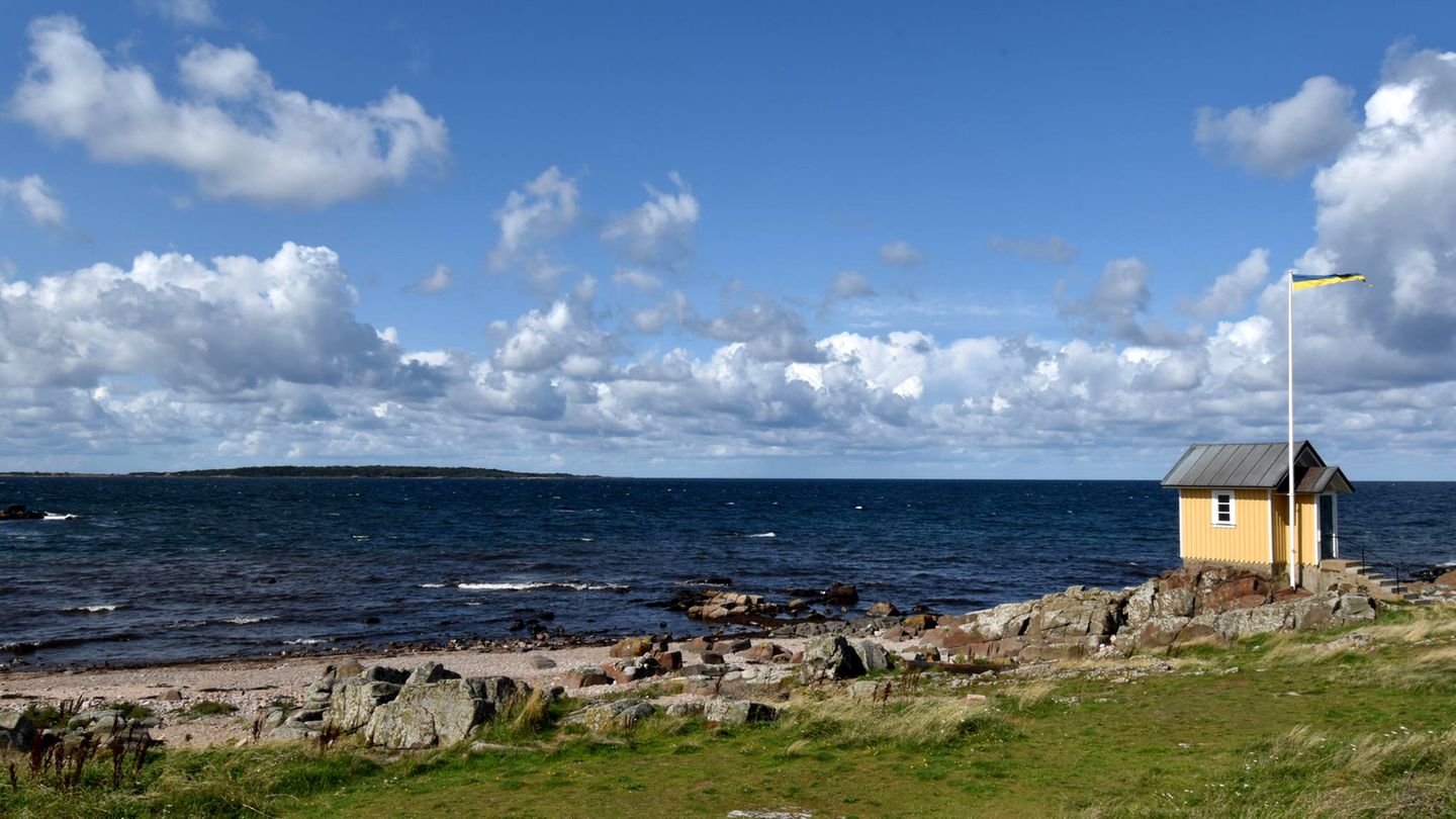 Sommerferien 2020: Schweden Für Schweden-Urlauber besteht Hoffnung: Die Grenzen des skandinavischen Landes, das mit deutlich lockereren Maßnahmen auf die Corona-Krise reagiert hat als der Rest Europas, sind für Deutsche nicht geschlossen - das schwedische Einreiseverbot gilt nur für Länder außerhalb der EU und der Europäischen Freihandelszone. Zwar fliegen weiter nur wenige Maschinen aus Deutschland nach Stockholm oder Göteborg. Dafür werden die Fährverbindungen etwa von Kiel, Rostock oder Travemünde weiter befahren. Wer mit dem Auto oder Zug über Dänemark gen Norden reisen möchte, der sollte auch die dänischen Regelungen im Blick behalten: Auf der Webseite der dänischen Polizei heißt es dazu derzeit, dass eine Reise nach Schweden etwa für Menschen mit ständigem Wohnsitz in Deutschland als "anerkennenswerter Zweck" für eine Erlaubnis zur Durchreise in Dänemark gilt. Schweden Für Schweden-Urlauber besteht Hoffnung: Die Grenzen des skandinavischen Landes, das mit deutlich lockereren Maßnahmen auf die Corona-Krise reagiert hat als der Rest Europas, sind für Deutsche nicht geschlossen - das schwedische Einreiseverbot gilt nur für Länder außerhalb der EU und der Europäischen Freihandelszone. Zwar fliegen weiter nur wenige Maschinen aus Deutschland nach Stockholm oder Göteborg. Dafür werden die Fährverbindungen etwa von Kiel, Rostock oder Travemünde weiter befahren. Wer mit dem Auto oder Zug über Dänemark gen Norden reisen möchte, der sollte auch die dänischen Regelungen im Blick behalten: Auf der Webseite der dänischen Polizei heißt es dazu derzeit, dass eine Reise nach Schweden etwa für Menschen mit ständigem Wohnsitz in Deutschland als "anerkennenswerter Zweck" für eine Erlaubnis zur Durchreise in Dänemark gilt.
