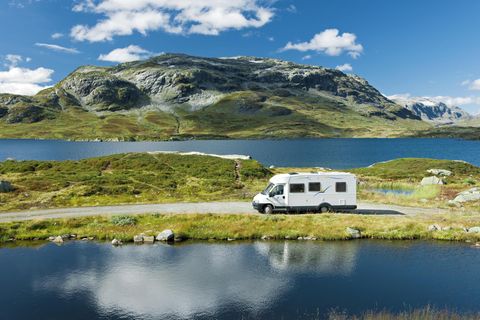 Norwegen  Mit einem Sommerurlaub in den norwegischen Fjorden dürfte es nach jetzigem Stand schwierig werden. Die norwegischen Grenzen sind für Ausländer ohne konkreten Einreisegrund seit Mitte März dicht. Norweger dürfen in ihre Heimat zurückkehren, müssen dann aber zunächst für zehn Tage in Quarantäne. Erst Mitte Mai hatte die Regierung mitgeteilt, dass Norwegen-Urlauber damit rechnen müssten, dass das Einreiseverbot bis zum 20. August Bestand haben wird.      Am Freitag gab die Regierung bekannt, dass zumindest Dänen ab dem 15. Juni nach Norwegen reisen können. Bis zum 20. Juli will man sich in Oslo anschauen, ob man die Grenzen für Reisende aus einzelnen anderen nahe gelegenen europäischen Ländern öffnen könnte. Der Status für deutsche Urlauber bleibt also: Abwarten.