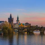 Tschechien  Das Land der Burgen und Schlösser öffnet seine Grenzen für Bürger der Nachbarstaaten und bestimmter weiterer Länder ab dem 15. Juni. Deutsche machen traditionell die größte Gruppe unter den ausländischen Touristen aus - 2019 wurden mehr als zwei Millionen Übernachtungsgäste aus der Bundesrepublik gezählt. Die derzeit noch menschenleere Prager Altstadt mit der bekannten Karlsbrücke dürfte sich schnell wieder mit Leben füllen. Mehrtägige Hotelgäste belohnt die Hauptstadt mit kostenlosen Kulturgutscheinen. Reisende treffen auf ein Land, das vom Coronavirus weitgehend verschont geblieben ist.