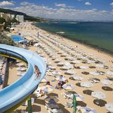 Bulgarien  Das Urlaubsland am Schwarzen Meer rüstet sich für eine Sommersaison unter Corona-Auflagen. Die soll für ausländische Touristen etwa aus Deutschland am 1. Juli beginnen. Bulgarien gehört zu den Ländern, die relativ gering von der Coronavirus-Pandemie betroffen sind. An den langen Badestränden stehen die Liegestühle bereits in großen Abständen. Dosierspender mit Desinfektionsmitteln sowie Isolierräume für Coronavirus-Fälle sollen zum Standard gehören. Die kleineren Hotels nehmen bereits heimische Touristen auf.      Doch Bulgariens Fremdenverkehr hängt stark von Auslandsflügen ab, über die es noch keine Klarheit gibt. Deswegen herrscht große Ungewissheit für die großen Hotels, die vor allem Feriengäste aus dem Ausland unterbringen. Große Hotels, die Buchungen aus Staaten haben, die ihre Grenzen nicht öffnen, würden nach Brancheninformationen den Betrieb nicht wieder aufnehmen. In dem Balkanland sind Restaurants, Cafés, Museen, Kinos sowie Fitnesszentren und Shoppingmalls wieder geöffnet.