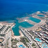 Ägypten  Nicht Europa, doch ein beliebtes Reiseziel von Europäern. Unklar ist, wann an Ferienorten wie Hurghada und Scharm el Scheich wieder Normalität einkehrt. Hotels dürfen für einheimische Urlauber bei 25 Prozent Belegung inzwischen aber wieder öffnen und ab 1. Juni bei 50 Prozent Belegung.      Die Betreiber müssen unter anderem Desinfektionsmittel am Eingang bereitstellen und das Gepäck der Gäste bei Ankunft und Abreise desinfizieren. Gutachter prüfen diese Zustände und stellen ein Zertifikat aus, um das sich bisher rund 170 Hotels bewarben. Am Flughafen in Kairo sollen neue Wärmebildkameras außerdem prüfen, ob Reisende Fieber haben. Für Urlauber aus dem Ausland sind die Grenzen aber nach wie vor dicht.