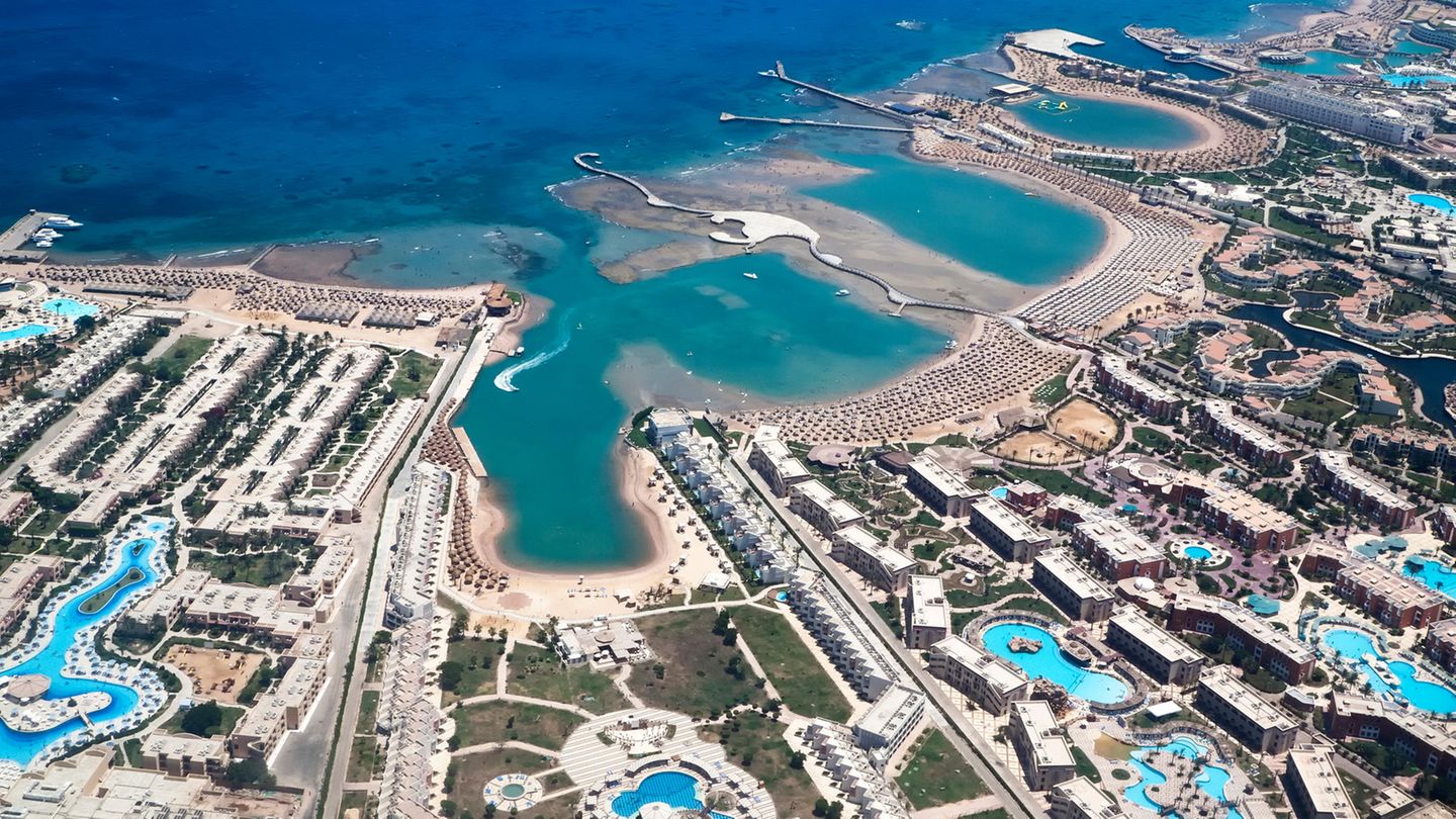 Sommerferien 2020: Ägypten Nicht Europa, doch ein beliebtes Reiseziel von Europäern. Unklar ist, wann an Ferienorten wie Hurghada und Scharm el Scheich wieder Normalität einkehrt. Hotels dürfen für einheimische Urlauber bei 25 Prozent Belegung inzwischen aber wieder öffnen und ab 1. Juni bei 50 Prozent Belegung. Die Betreiber müssen unter anderem Desinfektionsmittel am Eingang bereitstellen und das Gepäck der Gäste bei Ankunft und Abreise desinfizieren. Gutachter prüfen diese Zustände und stellen ein Zertifikat aus, um das sich bisher rund 170 Hotels bewarben. Am Flughafen in Kairo sollen neue Wärmebildkameras außerdem prüfen, ob Reisende Fieber haben. Für Urlauber aus dem Ausland sind die Grenzen aber nach wie vor dicht. Ägypten Nicht Europa, doch ein beliebtes Reiseziel von Europäern. Unklar ist, wann an Ferienorten wie Hurghada und Scharm el Scheich wieder Normalität einkehrt. Hotels dürfen für einheimische Urlauber bei 25 Prozent Belegung inzwischen aber wieder öffnen und ab 1. Juni bei 50 Prozent Belegung. Die Betreiber müssen unter anderem Desinfektionsmittel am Eingang bereitstellen und das Gepäck der Gäste bei Ankunft und Abreise desinfizieren. Gutachter prüfen diese Zustände und stellen ein Zertifikat aus, um das sich bisher rund 170 Hotels bewarben. Am Flughafen in Kairo sollen neue Wärmebildkameras außerdem prüfen, ob Reisende Fieber haben. Für Urlauber aus dem Ausland sind die Grenzen aber nach wie vor dicht.