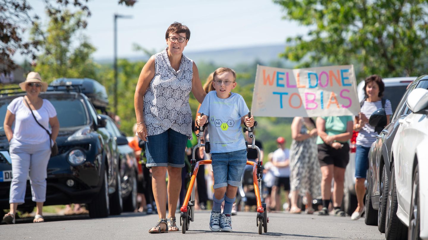 Der neunjährige Tobias Weller leidet an zerebraler Kinderlähmung und Autismus. Er hatte es sich das Ziel gesetzt, einen Marathon mit seiner Gehhilfe während des Lockdown zu laufen.