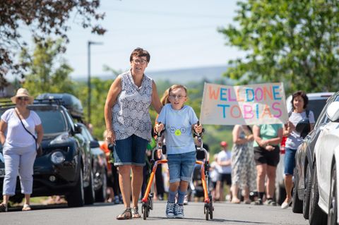 Der neunjährige Tobias Weller leidet an zerebraler Kinderlähmung und Autismus. Er hatte es sich das Ziel gesetzt, einen Marathon mit seiner Gehhilfe während des Lockdown zu laufen.