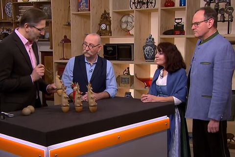 "Bares für Rares"-Experte Detlev Kümmel erklärt Moderator Horst Lichter das Hasenkegelspiel von Florian und Brigitte Markl.