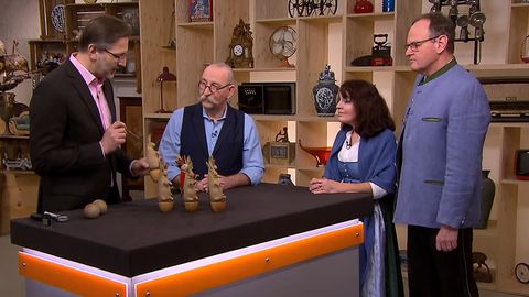 "Bares für Rares"-Experte Detlev Kümmel erklärt Moderator Horst Lichter das Hasenkegelspiel von Florian und Brigitte Markl.