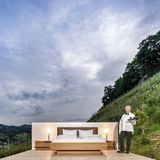 Ruebet Suite der St. Gallener Bodensee-Gemeinde Thal  Das Frühstück wird ans Bett gebracht. Die "Modern Butlerinnen" sind Rebfrauen, die tagsüber auf dem Weingut arbeiten. Das Back-Up-Zimmer bei schlechtem Wetter, eine gemütliche Rebhütte mit fließendem Wasser, ist 200 Meter weit entfernt.