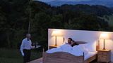 Hohlenstein Suite in der Thurgau Gemeinde Au-Fischingen  Die Logiergäste werden von dem "Modern Butler"  Sepp Schuler vom Biohof Holenstein umsorgt. Das Back-up-Zimmer bei schlechtem Wetter ist 250 Meter weit weg.