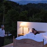 Hohlenstein Suite in der Thurgau Gemeinde Au-Fischingen  Die Logiergäste werden von dem "Modern Butler"  Sepp Schuler vom Biohof Holenstein umsorgt. Das Back-up-Zimmer bei schlechtem Wetter ist 250 Meter weit weg.
