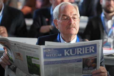 CDU-Bundestagsabgeordneter Hans-Jürgen Irmer liest im Wetzlar Kurier